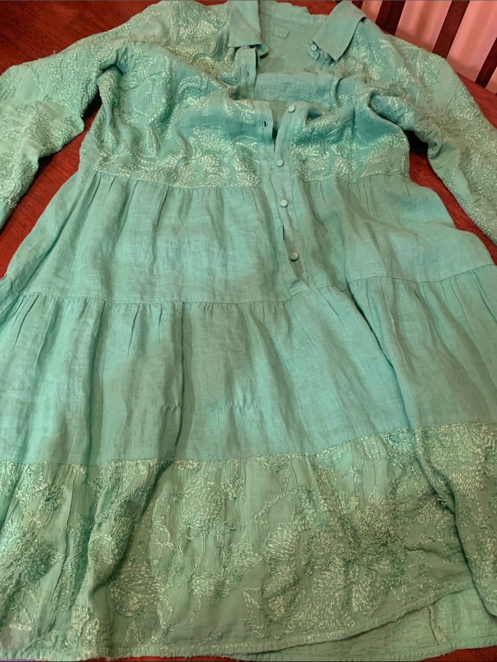 Absolutely gorgeous rare green  embroidered 120% Lino Italian  brand name dress